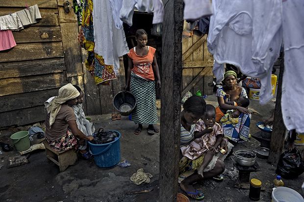 Kayayo girls in Ghana live in communal settings that require the least amount of rent, often near or on top of the city dump. dollar a day poverty ghana Kayayo girls