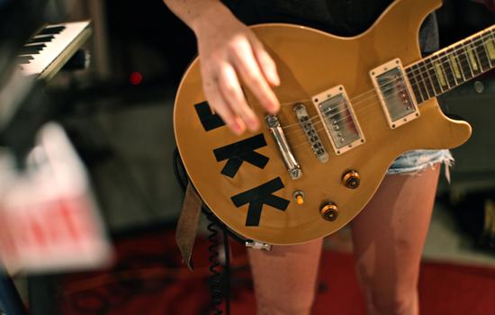 The initials on Alana Haim’s guitar – “SSK” -- are a tribute to her friend, the late actress and musician Sammi Kane Kraft.