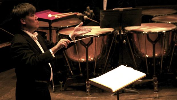 Alan Gilbert conducts the New York Philharmonic (spread throughout the hall) in Kurtag's '...quasi una fantasia...'