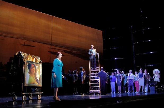 Meagan Miller (Danae), Roger Honeywell (Midas) and the company of 'Die Liebe der Danae'