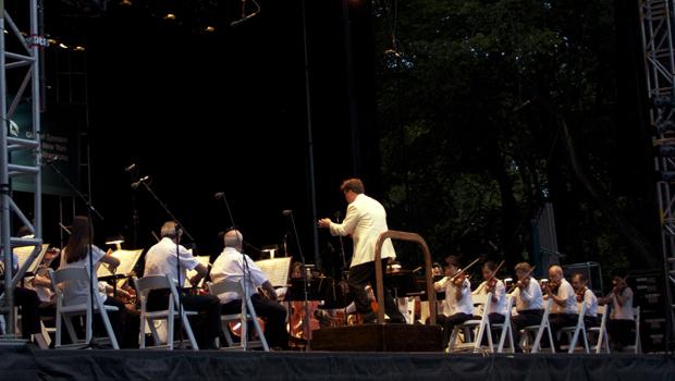 Alan Gilbert leads the orchestra in Tchaikovsky's Symphony No. 4.