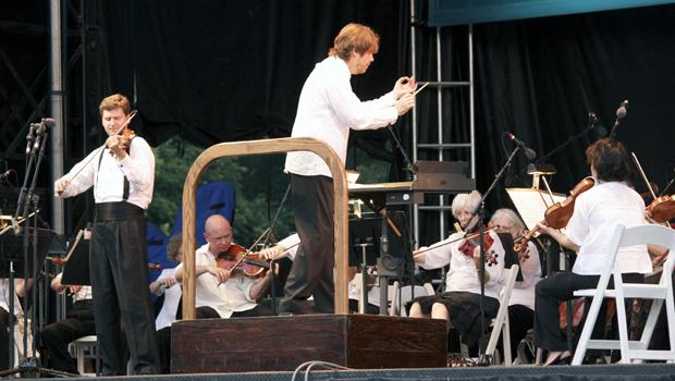Violinist James Ehnes joins the orchestra for Tchaikovsky's Violin Concerto in D major.