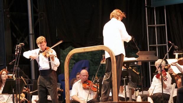 Violinist James Ehnes joins the orchestra for Tchaikovsky's Violin Concerto in D major.