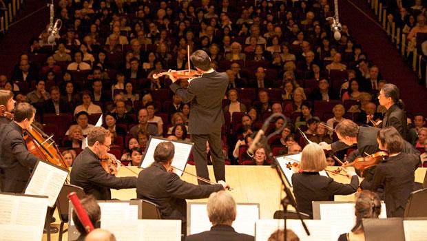An enraptured audience listens to Ryu Goto's performance with the Orpheus Chamber Orchestra in Carnegie Hall. An enraptured audience listens to Ryu Goto's performance with the Orpheus Chamber Orchestra in Carnegie Hall.