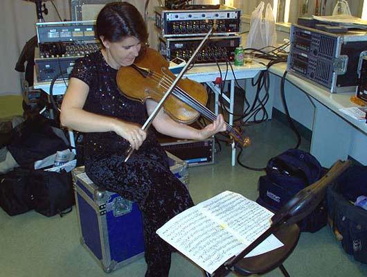 Chilingirian violist Susie Mészáros warms up backstage, 10/23/03.