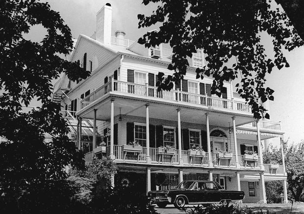 Formerly Commandant’s House Quarters A, New York Naval Shipyard, S of Evans and Little Sts. (E of Hudson Ave.) 1805-1806. Apocryphally attributed to Charles Bulfinch, associated with John McComb, Jr. Formerly Commandant’s House Quarters A, New York Naval Shipyard, S of Evans and Little Sts. (E of Hudson Ave.) 1805-1806. Apocryphally attributed to Charles Bulfinch, associated with John McComb, Jr.