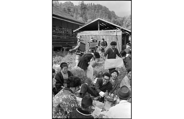 Gelatin silver print11 15/16 x 8 1/16”© Henri Cartier-Bresson / Magnum Photos, courtesy Fondation Henri Cartier-Bresson Gelatin silver print11 15/16 x 8 1/16”© Henri Cartier-Bresson / Magnum Photos, courtesy Fondation Henri Cartier-Bresson