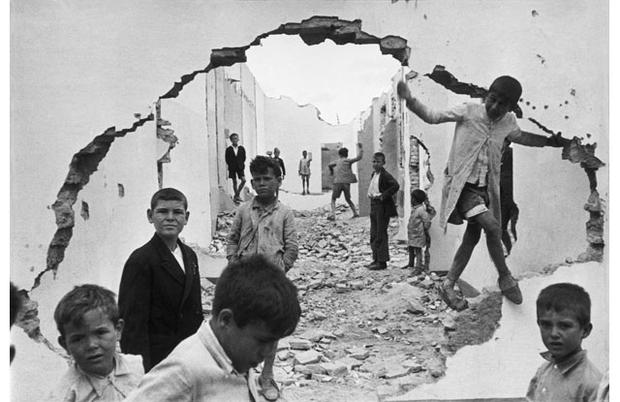 7 9/16 x 11 3/8”© Henri Cartier-Bresson / Magnum Photos, courtesy Fondation Henri Cartier-Bresson 7 9/16 x 11 3/8”© Henri Cartier-Bresson / Magnum Photos, courtesy Fondation Henri Cartier-Bresson