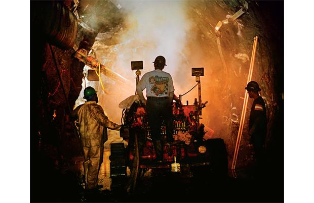 Mike Warfield, hog of 29 yrs., operates hydraulic jumbo drill for dynamite placement, July 2004. Mike Warfield, hog of 29 yrs., operates hydraulic jumbo drill for dynamite placement, July 2004.