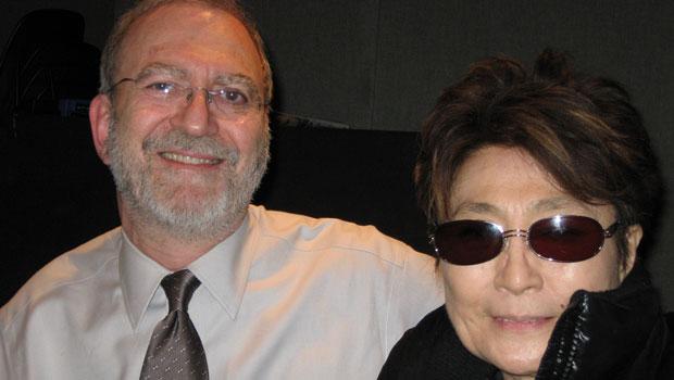 Yoko Ono looking dramatic with Leonard Lopate (2008) Yoko Ono looking dramatic with Leonard Lopate (2008)