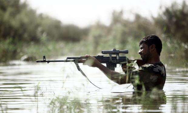 A fighter loyal to Iraqi Shiite cleric Moqtada al-Sadr takes part in a last combat training near the city of Najaf on August 23, 2014, before joining the government forces to fight ISIS.