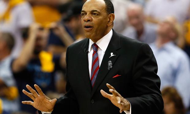 Lionel Hollins coaching a game