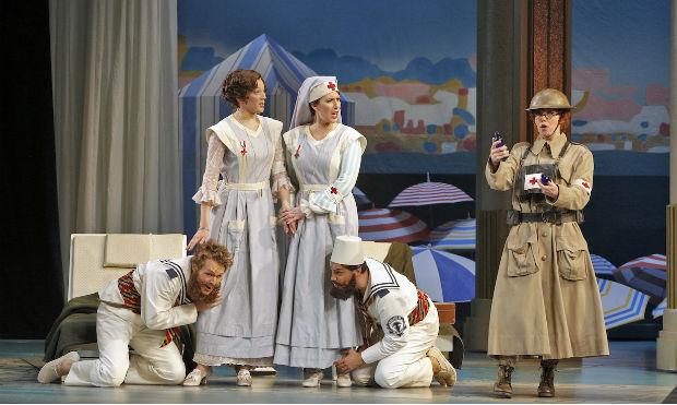 (L-R) Philippe Sly, Christel Lötzsch, Ellie Dehn, Francesco Demuro and Susannah Biller in 'Cosi fan tutte' (L-R) Philippe Sly, Christel Lötzsch, Ellie Dehn, Francesco Demuro and Susannah Biller in 'Cosi fan tutte'