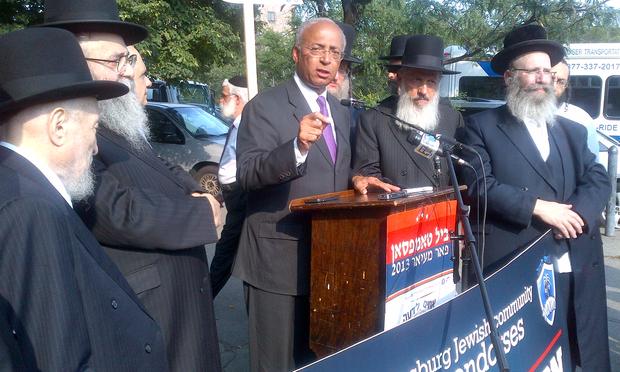 Democrat Bill Thompson addresses a crowd Williamsburg as leaders of the Jewish community endorse him for mayor.