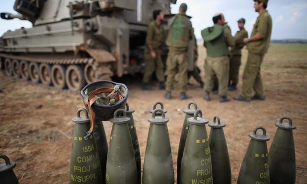 Israeli soldiers prepare an artillery emplacement overlooking Gaza on November 19, 2012 on Israel's border with the Gaza Strip.