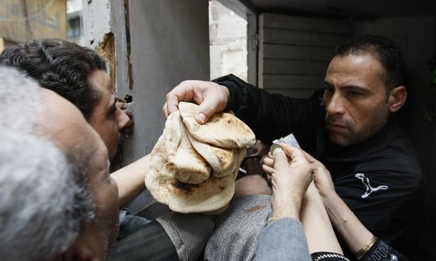 gyptians gather to buy bread in central Cairo on January 31, 2011