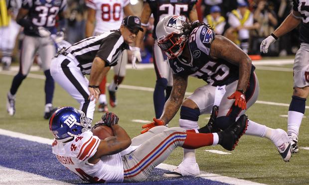 Ahmad Bradshaw (L) of the New York Giants