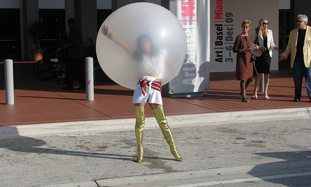 While surfing the web for art can be efficient, it also means that inveterate art world anthropologists (such as myself) are denied scenes such as this — snapped during Art Basel Miami Beach 2009.