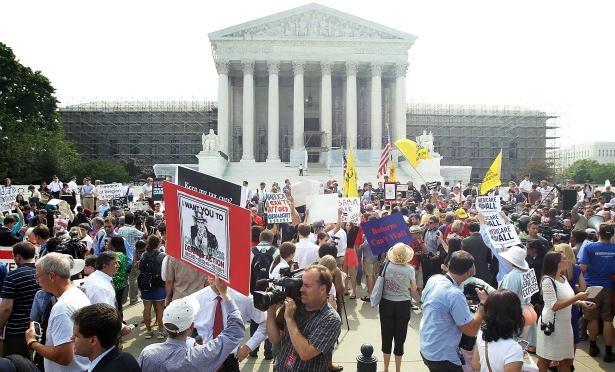 Protesters for and against Obamacare outside the Supreme Court.