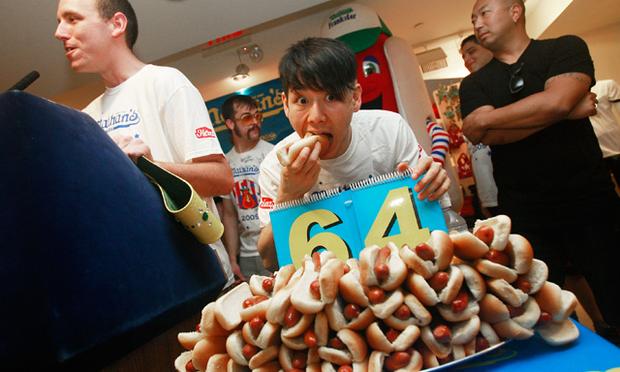 Former champion Takeru Kobayashi bites a hot dog. (Getty) 57829695