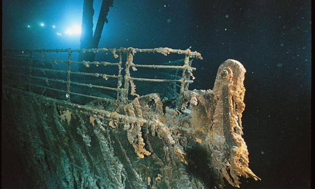 Bow railing of R.M.S. Titanic illuminated by Mir 1 submersible behind the forward anchor crane. Rustcicles' slant shows the direction of the current.