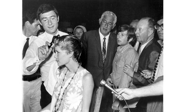 Vidal Sassoon gives actress Mia Farrow one of his signature geometric cuts. Vidal Sassoon gives actress Mia Farrow one of his signature geometric cuts.