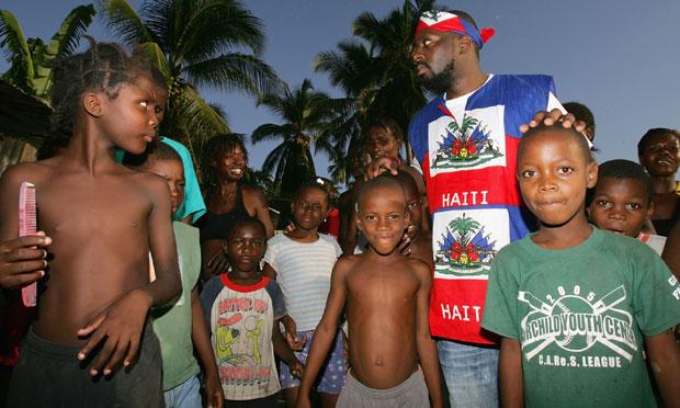 Wyclef Jean with Haitian children in 2006