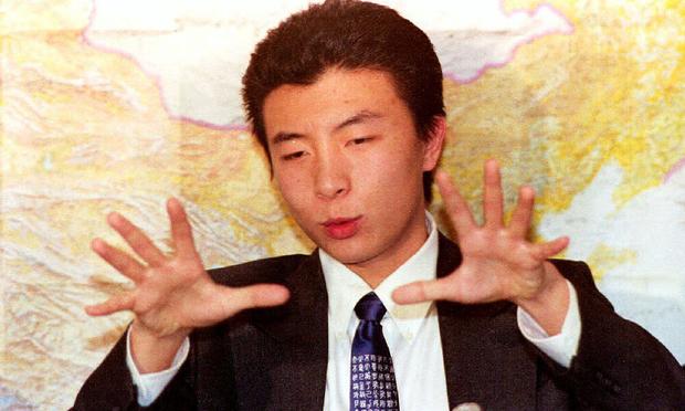 Chinese dissident Shen Tong describes 28 October, 1992 to the press at the Newton headquarters of the Democracy for China Fund his detention experiences ... - 51549704