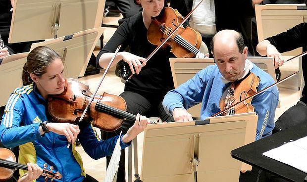 Boston Symphony assistant principal viola Cathy Basrak and principal violist Steven Ansell play in marathon gear Boston Symphony assistant principal viola Cathy Basrak and principal violist Steven Ansell play in marathon gear