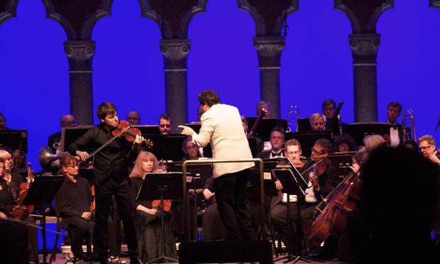 Violinist Joshua Bell performs Sibelius's Violin Concerto with the Orchestra of St. Luke's under the direction of Cristian Macelaru at the Caramoor Festival. Violinist Joshua Bell performs Sibelius's Violin Concerto with the Orchestra of St. Luke's under the direction of Cristian Macelaru at the Caramoor Festival.