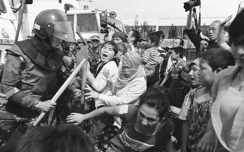 In 2009 in China, hundreds of Uyghur political demonstrations disappeared without a trace. Uyghur women, calling for the return of their son and husbands, is broken up by Chinese armed forces.