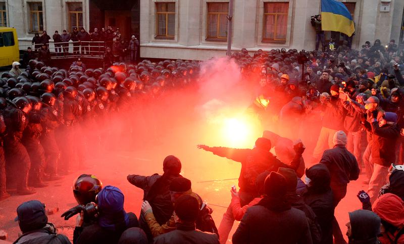 Ukrainian protesters clash with riot policemen outside the Ukrainian President's office in Kiev on December 1, 2013.