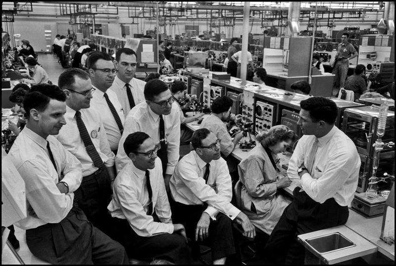 Fairchild Semiconductor, 1960. Pictured: Eugene Kleiner, Julius Blank, Gordon Moore, Sheldon Roberts, Jay Last, Robert Noyce, Jean Hoerni, Victor Grinich (Everyone is facing Noyce).