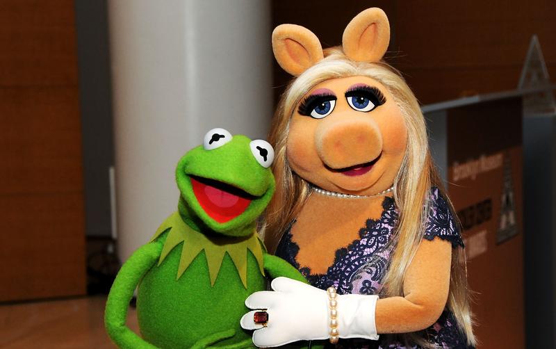 Kermit the Frog and Miss Piggy pose during the Brooklyn Museum's Sackler Center First Awards at Brooklyn Museum on June 4, 2015 in New York City.