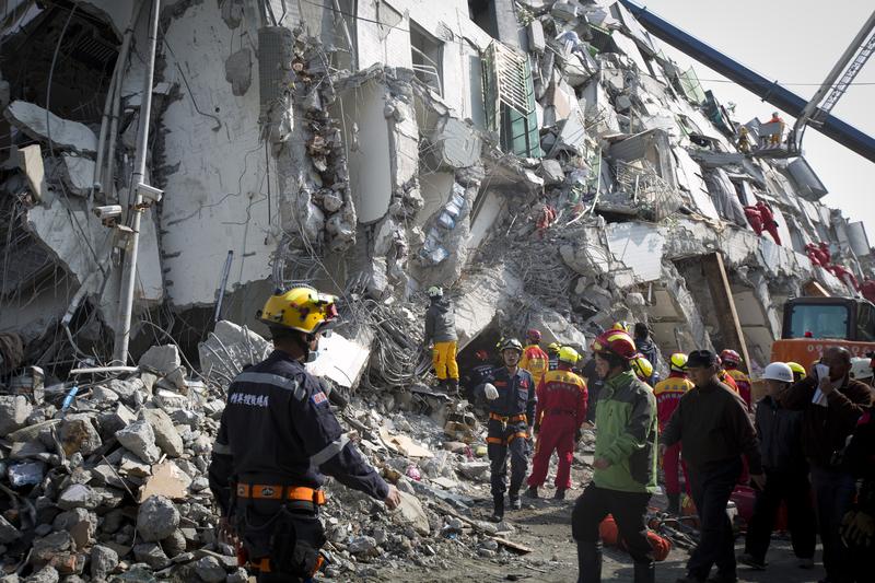 Rescue efforts continue at the site of a collapsed building on February 7, 2016 in Tainan, Taiwan. A magnitude 6.4 earthquake hit southern Taiwan early Saturday.