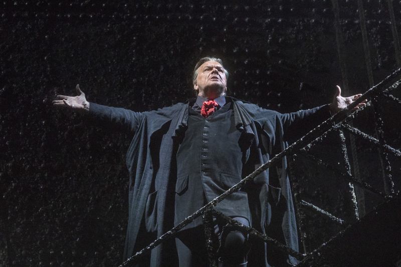 Michael Volle as Holländer in Wagner's Der Fliegende Holländer .