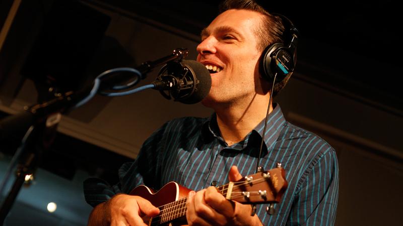 Jherek Bischoff performs in the Soundcheck studio.