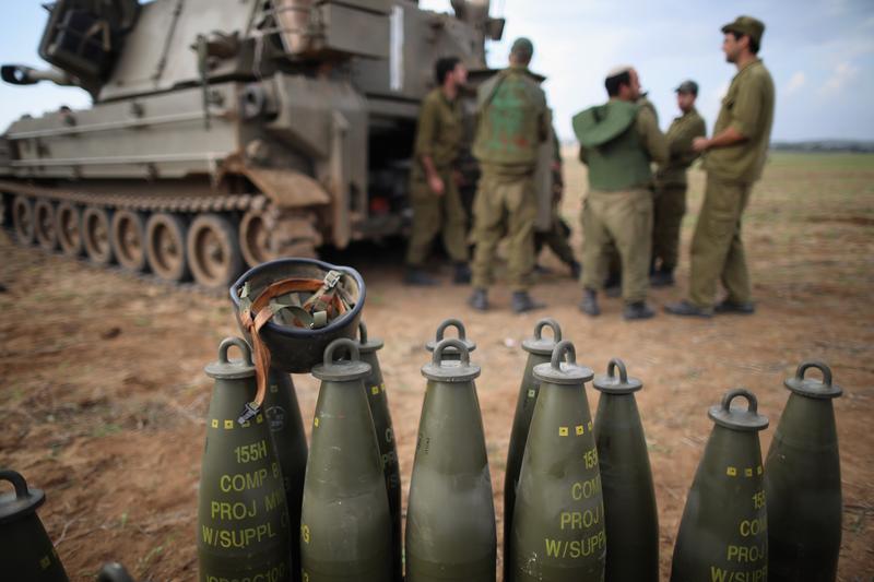 Israeli soldiers prepare an artillery emplacement overlooking Gaza on November 19, 2012 on Israel's border with the Gaza Strip.