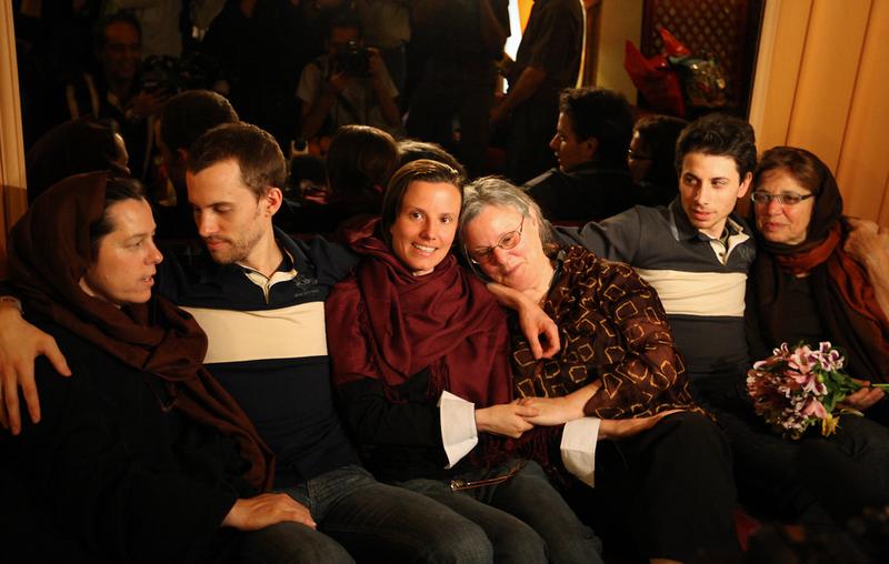 Detained US hikers Shane Bauer (2nd-L), Sarah Shourd (C-L) and Josh Fattal (2nd-R) sit with their mothers during their first meeting since their arrest, in the Iranian capital Tehran on May 20, 2010.