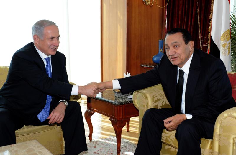 Israel's Prime Minister Benjamin Netanyahu (L) shakes hands with Egypt's President Hosni Mubarak during their meeting on January 6, 2011 in Sharm el-Sheikh, Egypt.