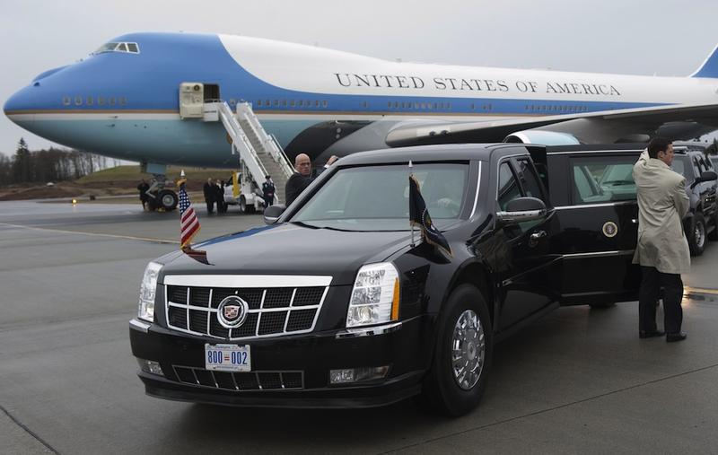 Secret Service agents hold open the doors on President Barack Obama's limousine alongside Air Force One upon arrival at Paine Field in Everett, Washington, February 17, 2012.