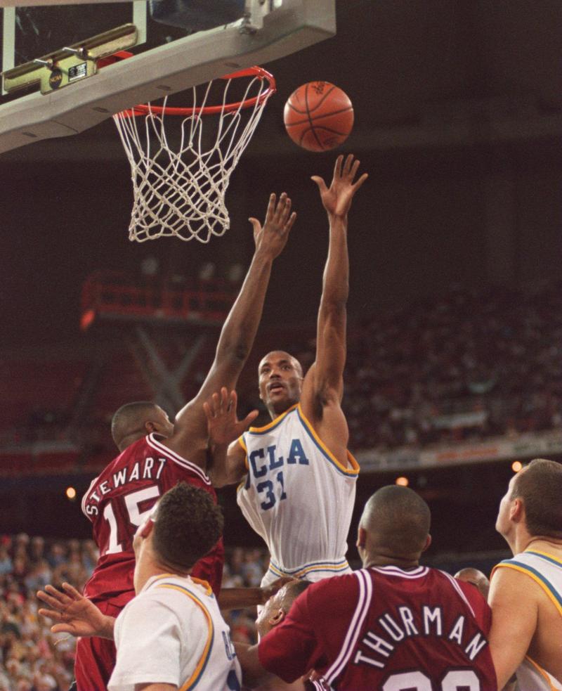 3 APR 1995: UCLA GUARD UCLA FORWARD ED O'BANNON SHOOTS OVER DWIGHT STEWART OF ARKANSAS TONIGHT DURING THE SECOND HALF OF THEIR 89-78 VICTORY IN THE NCAA FINAL AT THE KINGDOME IN SEATTLE, WASHINGTON.