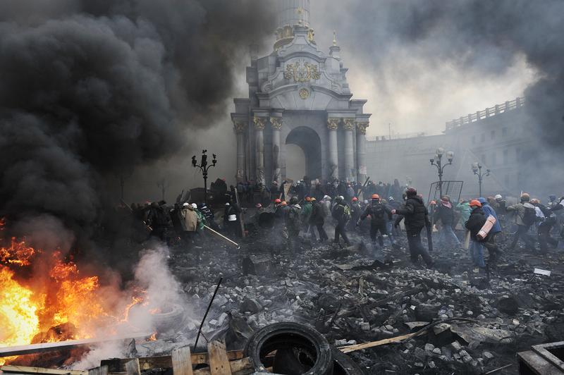 Protesters advance towards new positions in Kiev on February 20, 2014.