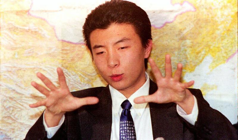 Chinese dissident Shen Tong describes 28 October, 1992 to the press at the Newton headquarters of the Democracy for China Fund his detention experiences after being arrested in China for pro-democracy