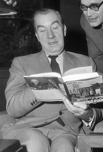 Cornelius Ryan holding his book, The Longest Day, with Godfried Bomans, September 28, 1966.