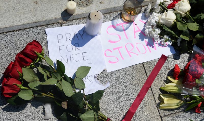 This picture taken on Juloy 15, 2016, shows notes and flowers for the victims of the act of terror in Nice outside the French embassy in Moscow.