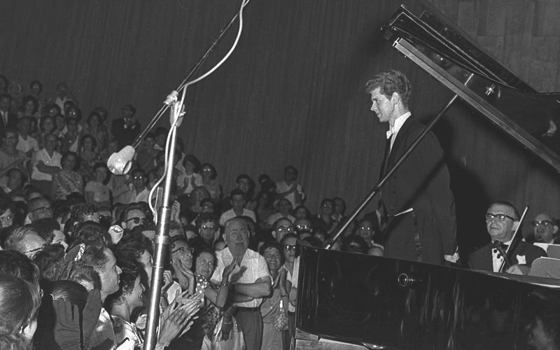 Van Cliburn getting a standing ovation after playing Rachmaninoff's 3rd Piano concerto at the the Mann Auditorium, Tel Aviv, Israel, 1962
