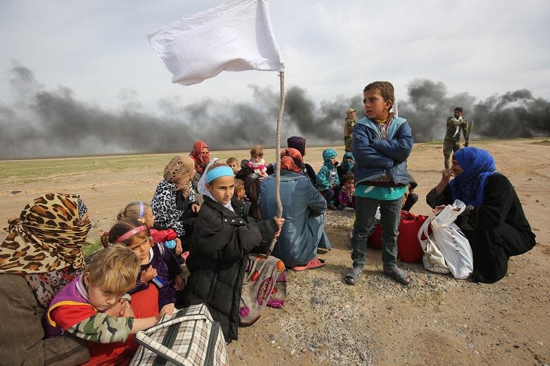 Displaced Iraqi families gather as they flee a military operation by Iraqi security personnel aimed at retaking areas from Islamic State group jihadists,in the desert west of Samarra on 3/3/16.