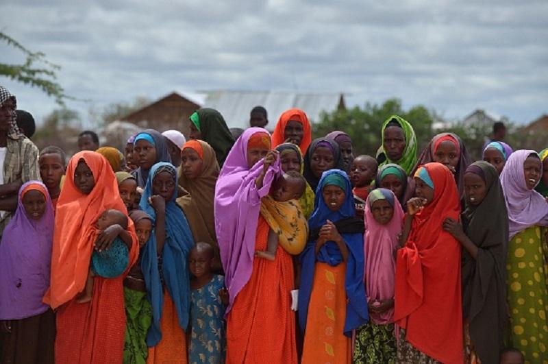 Refugees gather to watch the arrival of United Nations High Commissioner for Refugees Antonio Guterres at IFO-2 complex of the sprawling Dadaab refugee camp on May 8, 2015.