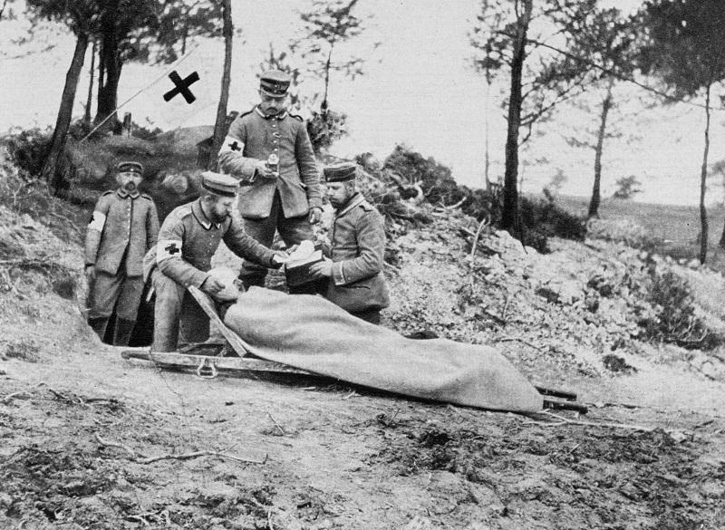 A wounded German soldier at a dressing station, World War I, 1915. A photograph from Der Grosse Krieg in Bildern.